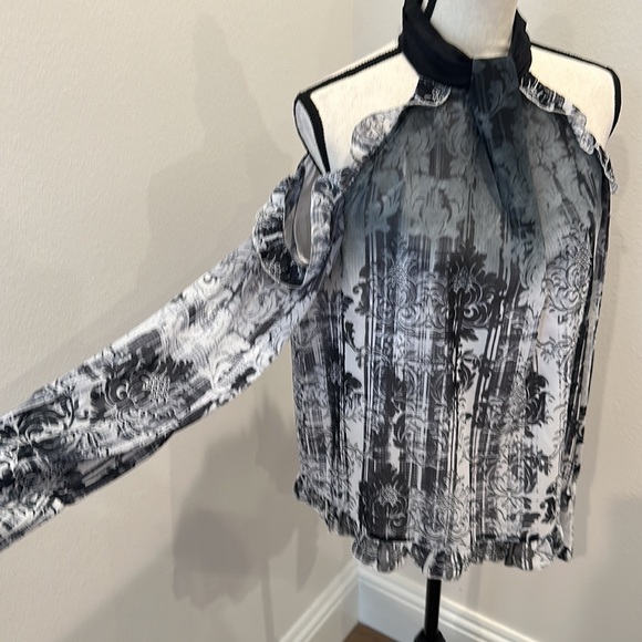 bebe NWT Women's S Black White Printed Ghost Lace Cold Shoulder Ruffle Blouse - Picture 3 of 4